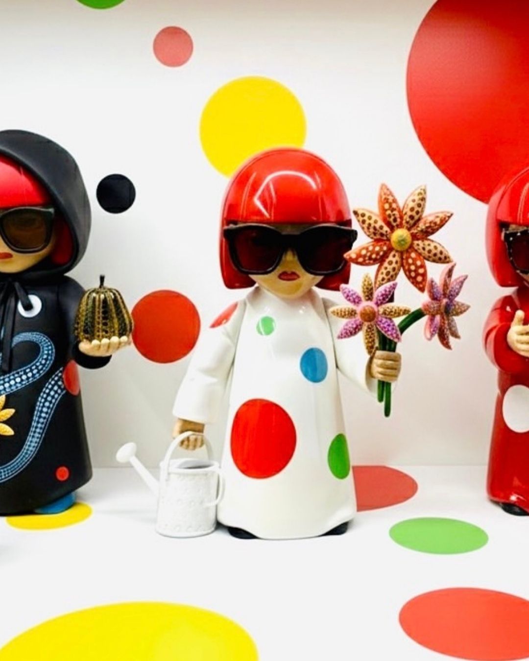 As famosas bolinhas da artista aparecem em praticamente todos os produtos • Reprodução/Yayoi Kusama Museum