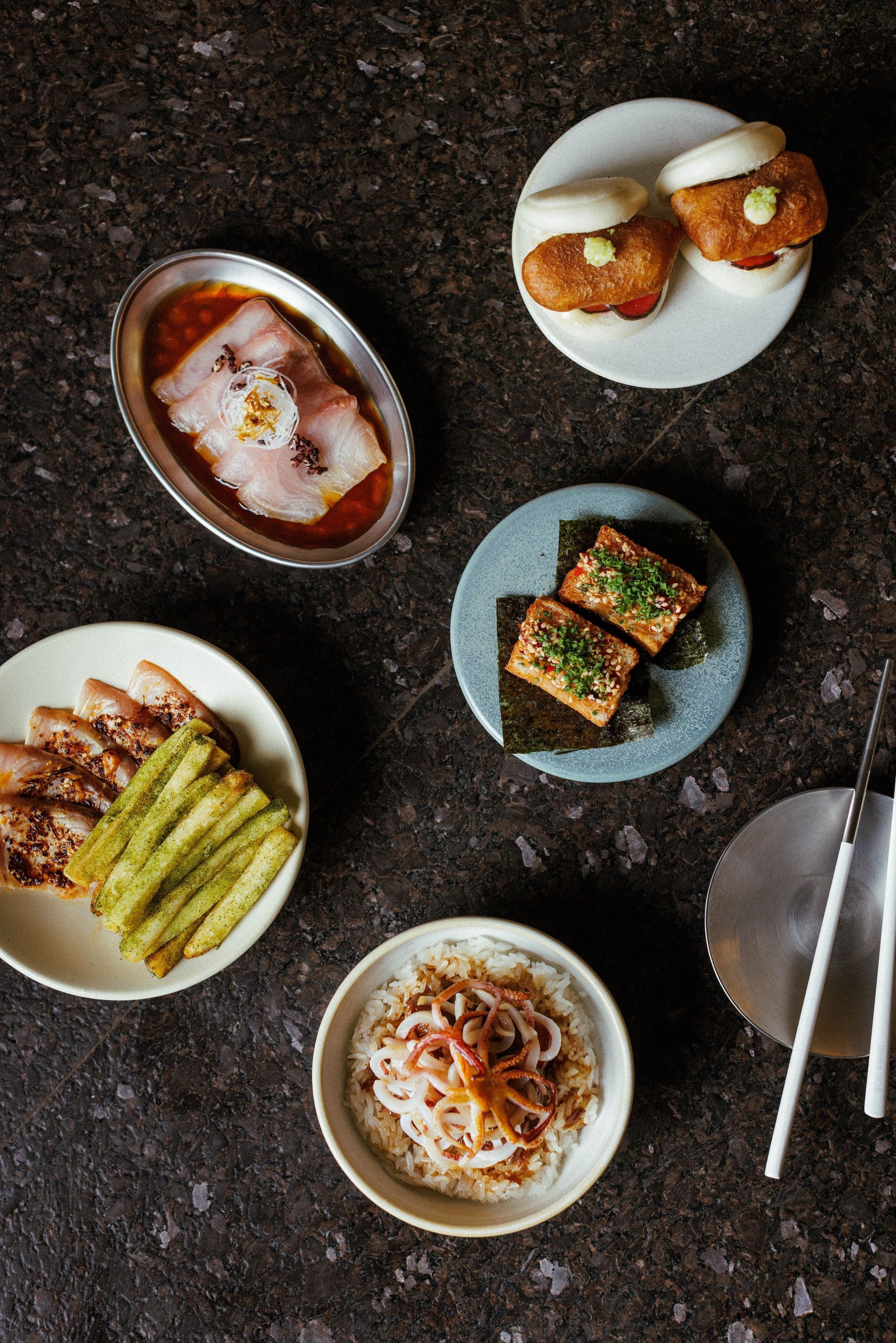 Pratos variados do Aiô, restaurante de comida taiwanesa • Brejo