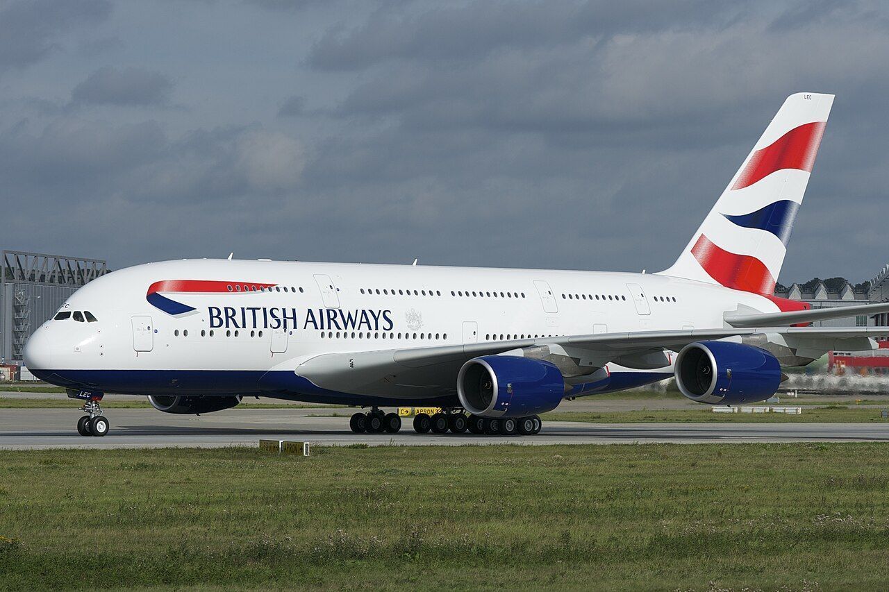 O A380 é popular entre os viajantes. A British Airways possui um número limitado desses jatos superjumbo e normalmente os utiliza em rotas de longa distância e de alta demanda • Wikimedia Commons/BriYYZ/CC BY-SA 2.0