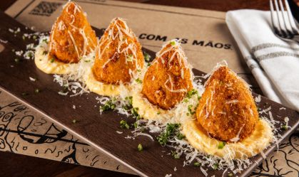 Coxinha de pastrami desfiado com creme de queijo
