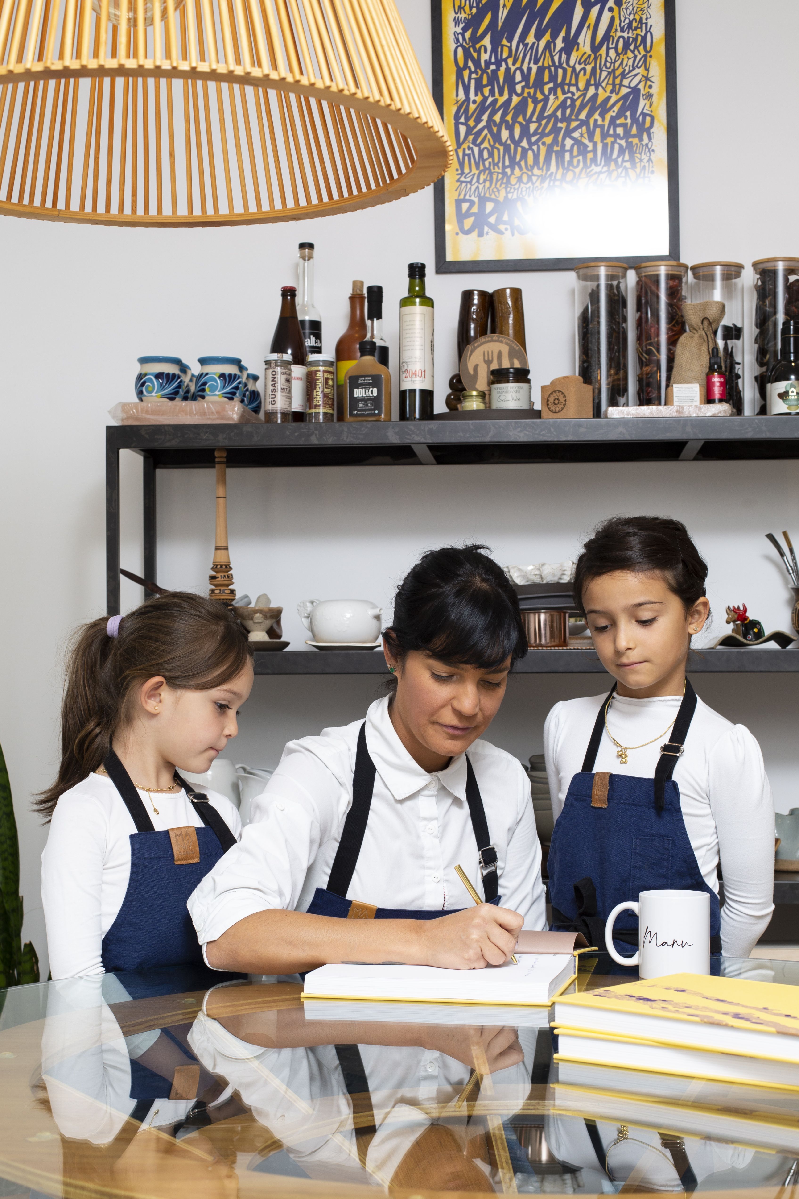 Manu Buffara, eleita a melhor chef mulher da América Latina em 2022, ao lado das filhas Helena e Maria • Helena Peixoto