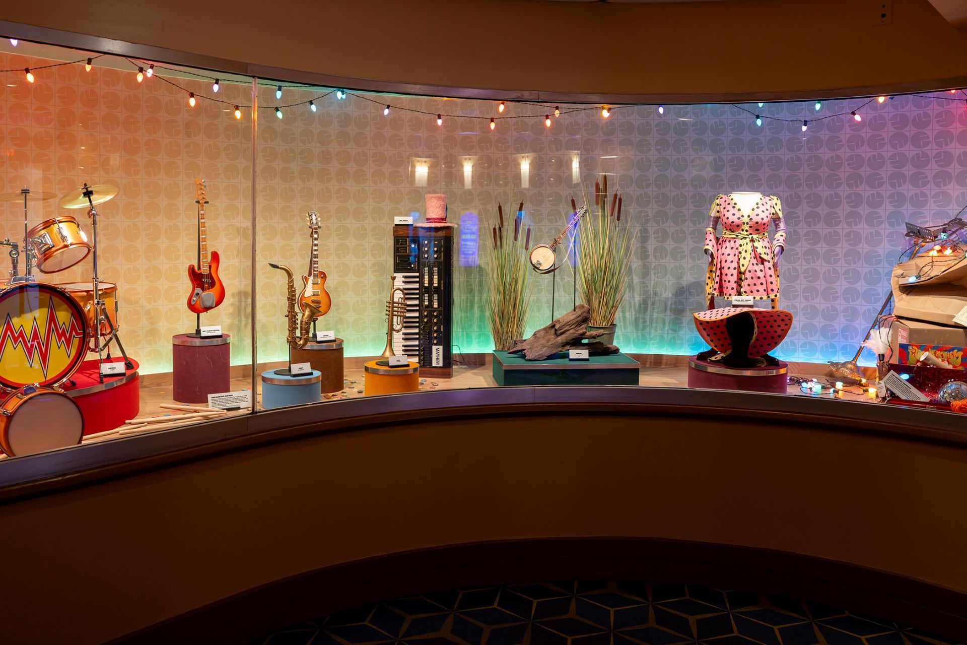 Objetos da banda Eletric Mayhem e dos Muppets recheiam interiores da atração, incluindo alguns "easter eggs" • Divulgação/Disney Parks Blog