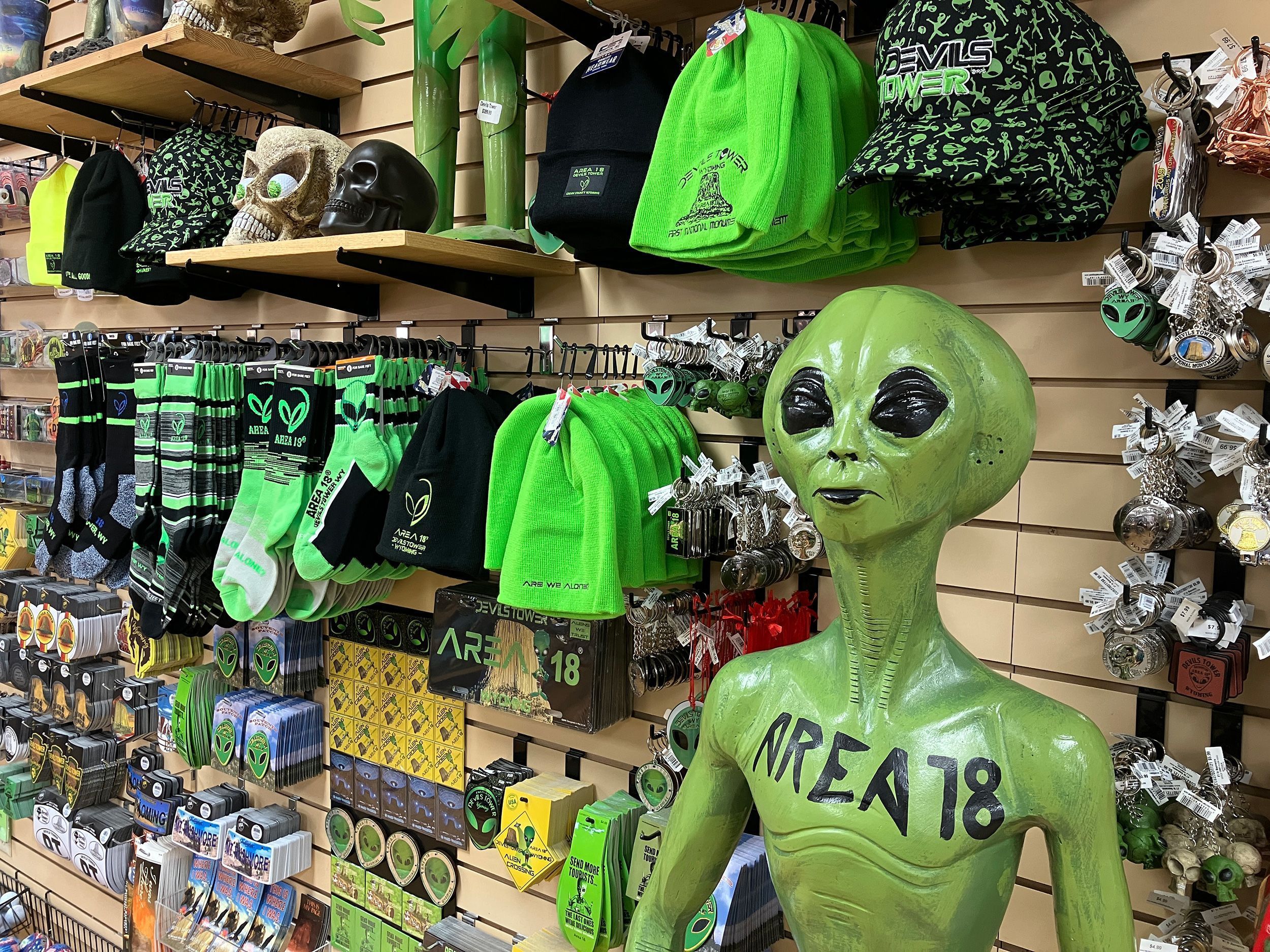 Na loja Devils Tower Trading Post, há produtos com temática alienígena, além de lanches e lembrancinhas com temas mais tradicionais • Marnie Hunter/CNN via CNN Newsource