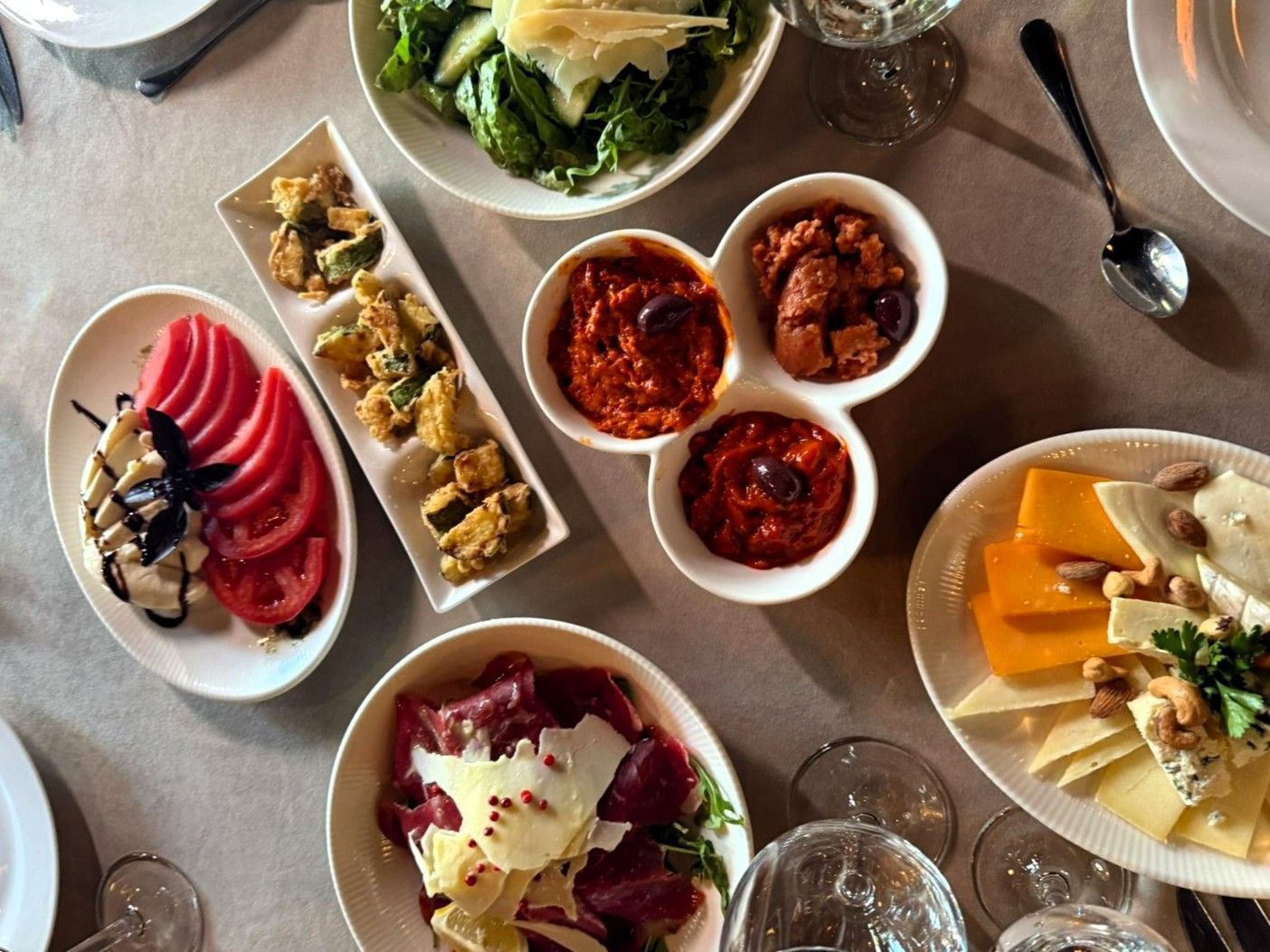 Almoço no Vodenica Mulino, um dos mais sofisticados restaurantes da capital • CNN Viagem & Gastronomia