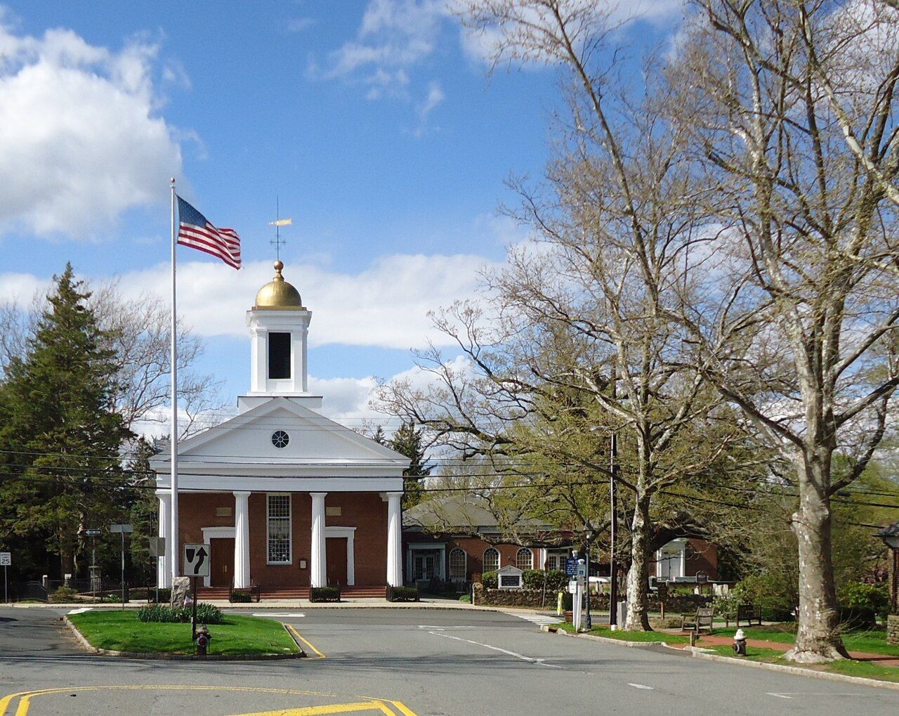 A 1h de NY, Basking Ridge é uma comunidade residencial de alto padrão com áreas arborizadas e presença corporativa • Tomwsulcer/Wikimedia Commons/CC0 1.0