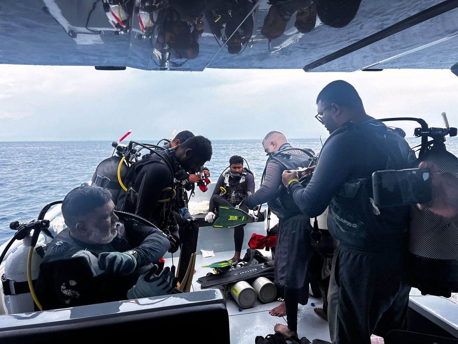 Divulgada pelas autoridades das Maldivas, imagem mostra mergulhadores se preparando para procurar os italianos desaparecidos no começo de maio • Maldives President’s Media Division/AP via CNN Newsource