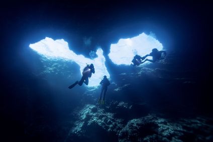 Mergulhadores exploram caverna subaquática