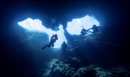 Mergulhadores exploram caverna subaquática