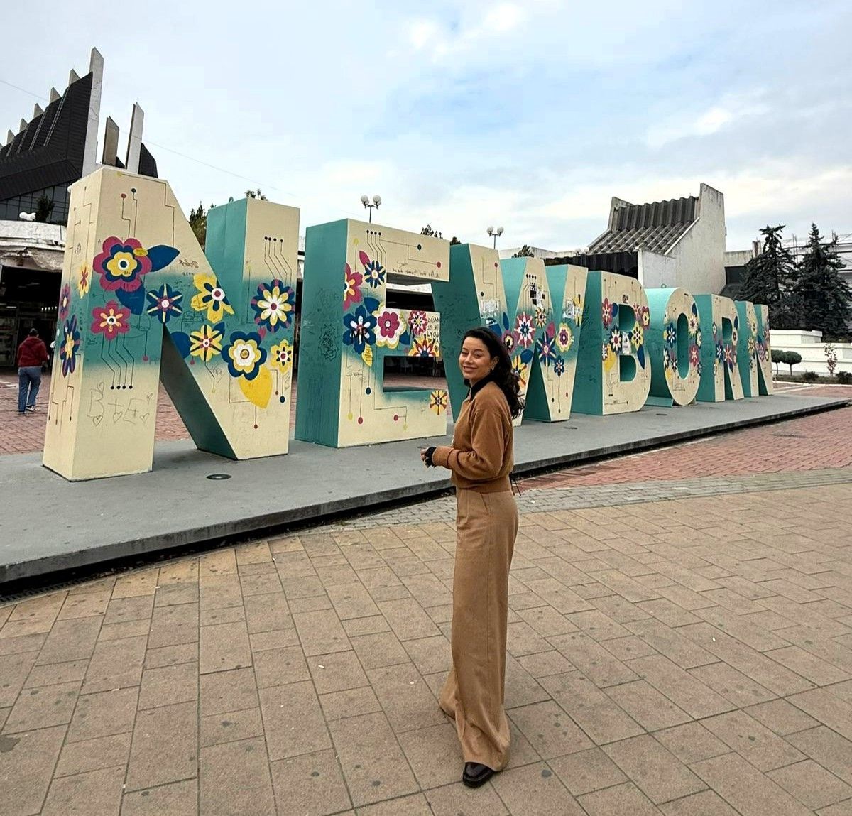 Monumento "Newborn" (recém-nascido, em português) foi inaugurado para celebrar a independência do Kosovo • CNN Viagem & Gastronomia