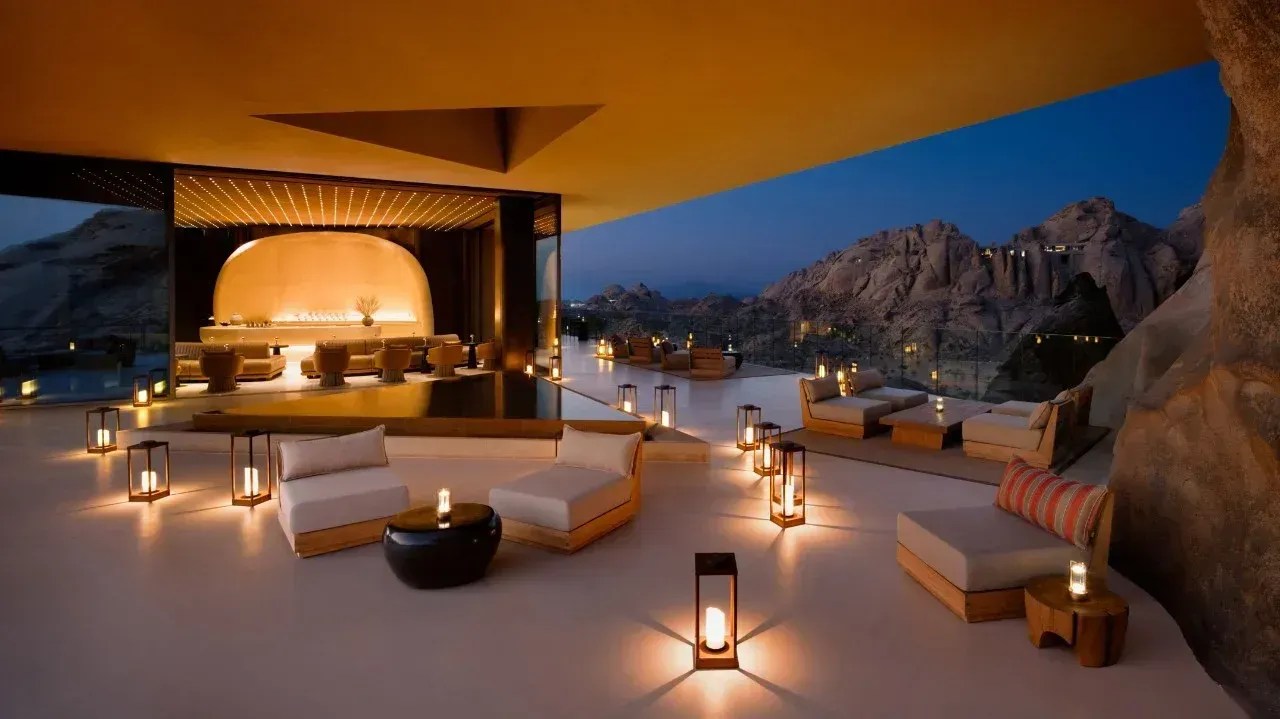 Na Arábia Saudita, Desert Rock Resort foi esculpido nas rochas do deserto • Divulgação/Red Sea Global