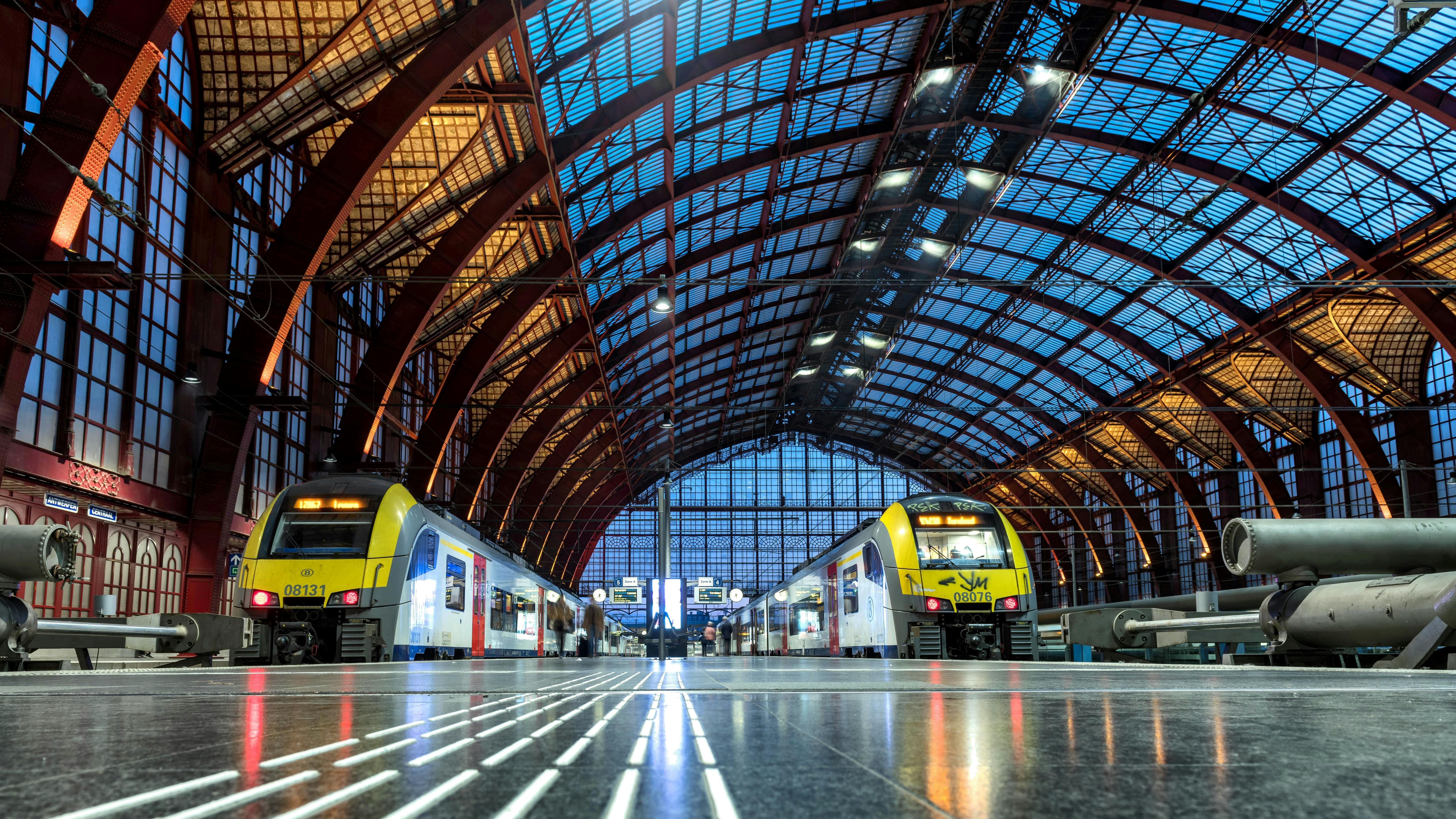 Trens em estação na Europa