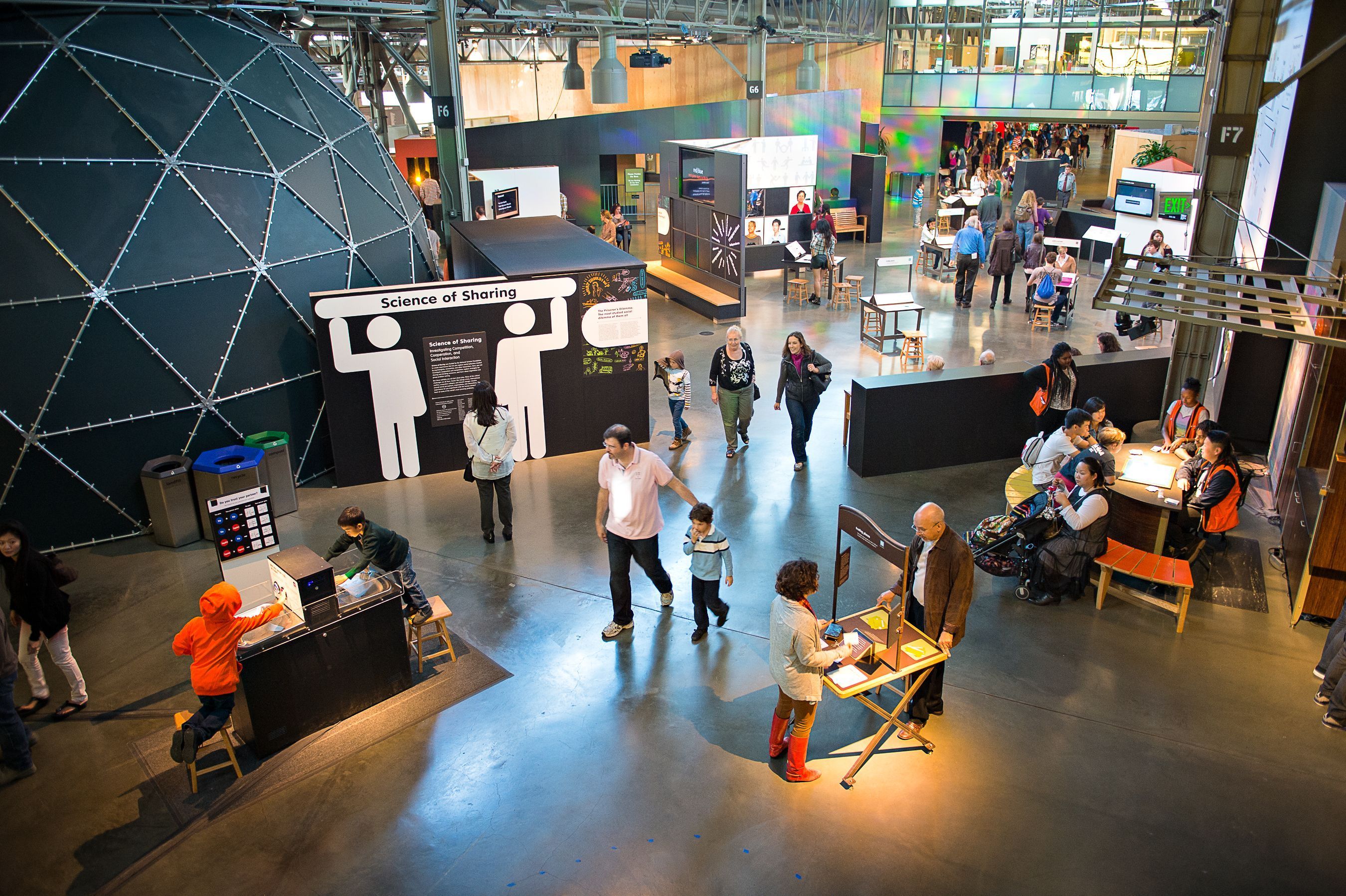 Exploratorium possui centenas de atividades práticas e sensoriais que estimulam a curiosidade e a criatividade • Gayle Laird