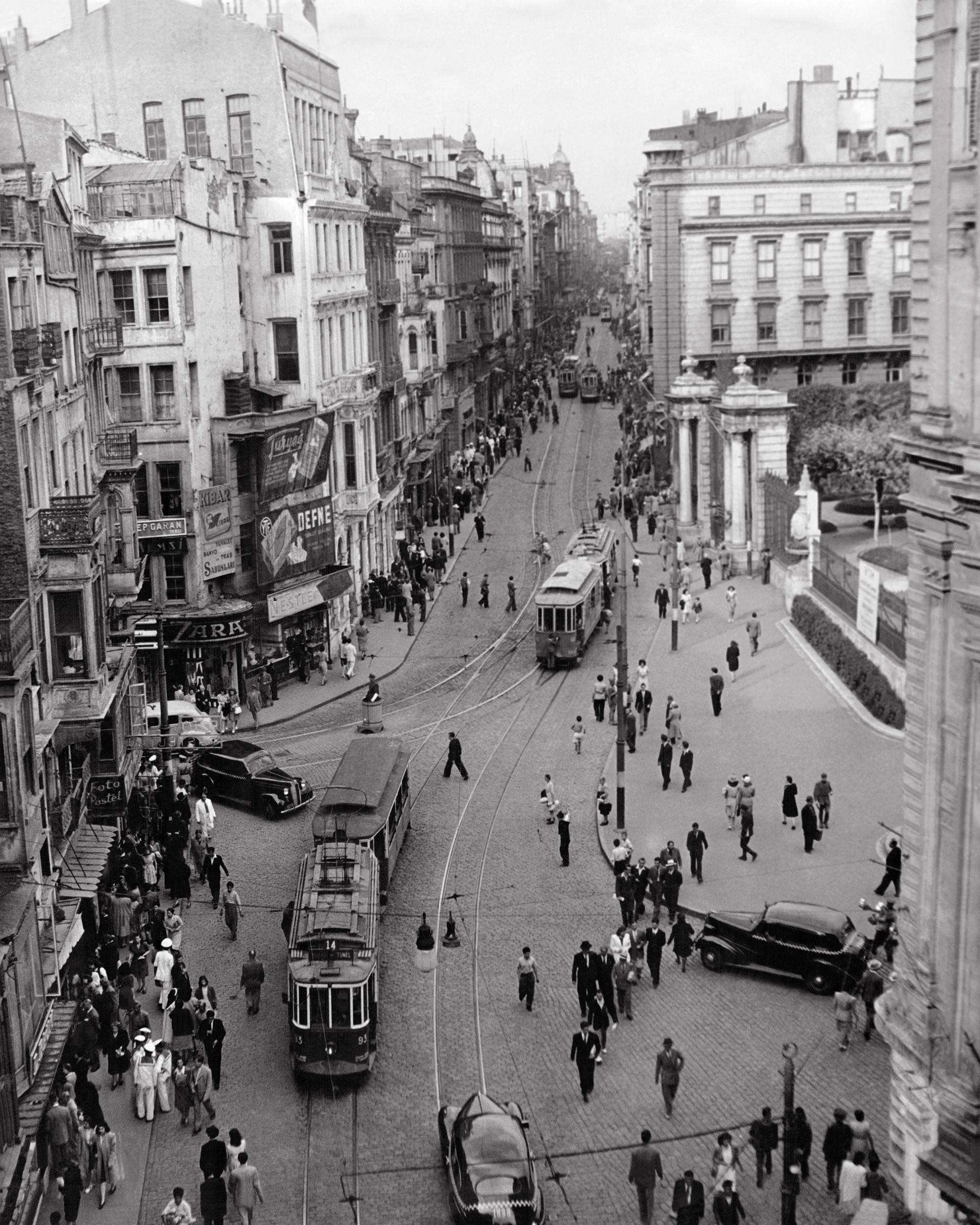 Avenida İstiklal no século 20 • Keystone-France/Gamma-Rapho/Getty Images via CNN Newsource