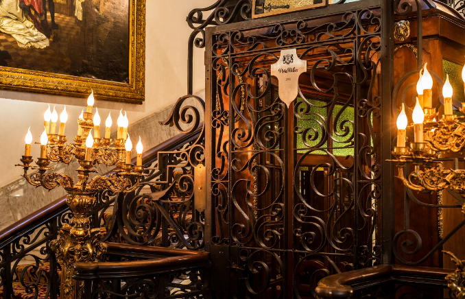 O elevador histórico é usado para receber os hóspedes que chegam ao hotel • Cortesia do Pera Palace à CNN