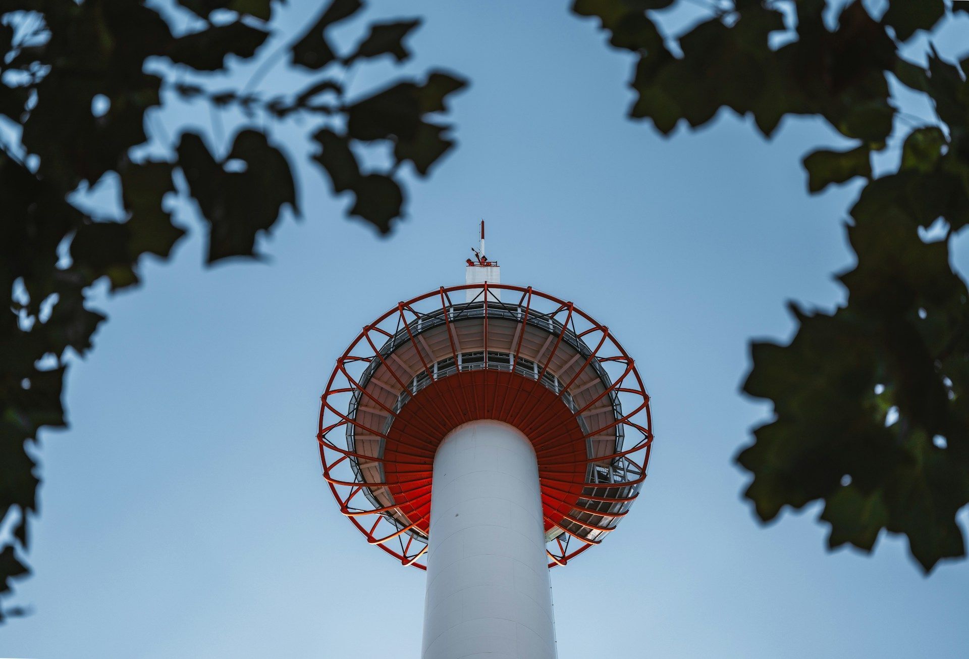 Kyoto Tower ergue-se a 100 metros e possui mirante com vistas para a cidade • Foto de Sunny Young na Unsplash