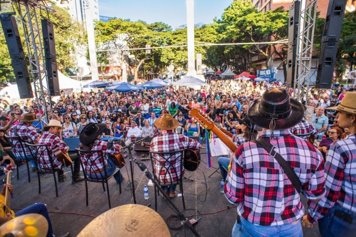 Além de comidas típicas, evento também conta com agito musical • Nereu Jr.