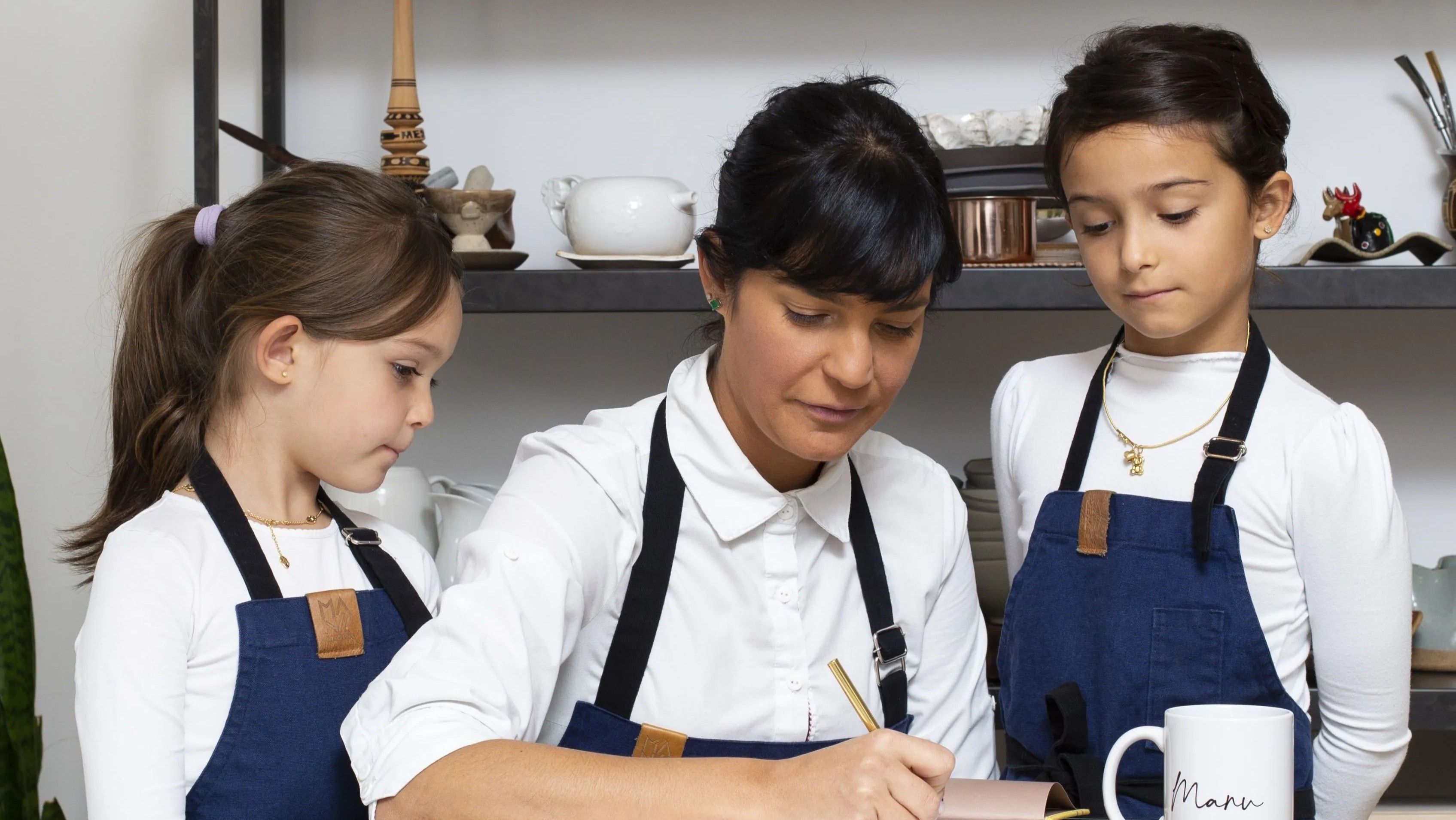 Manu Buffara, eleita a melhor chef mulher da América Latina em 2022, e suas filhas Helena e Maria