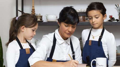 Manu Buffara, eleita a melhor chef mulher da América Latina em 2022, e suas filhas Helena e Maria