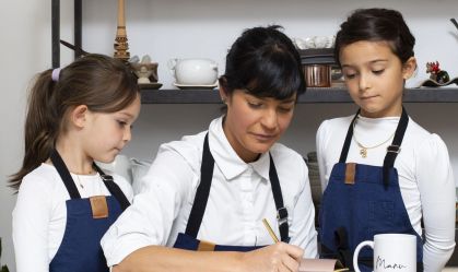 Manu Buffara, eleita a melhor chef mulher da América Latina em 2022, e suas filhas Helena e Maria
