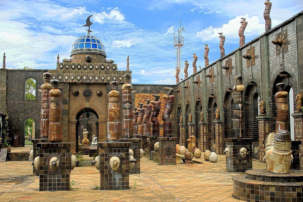 Esculturas monumentais de cerâmica fazem parte do museu e ateliê Oficina Francisco Brennand • Valdiney Pimenta/Wikimedia Commons/CC BY 2.0