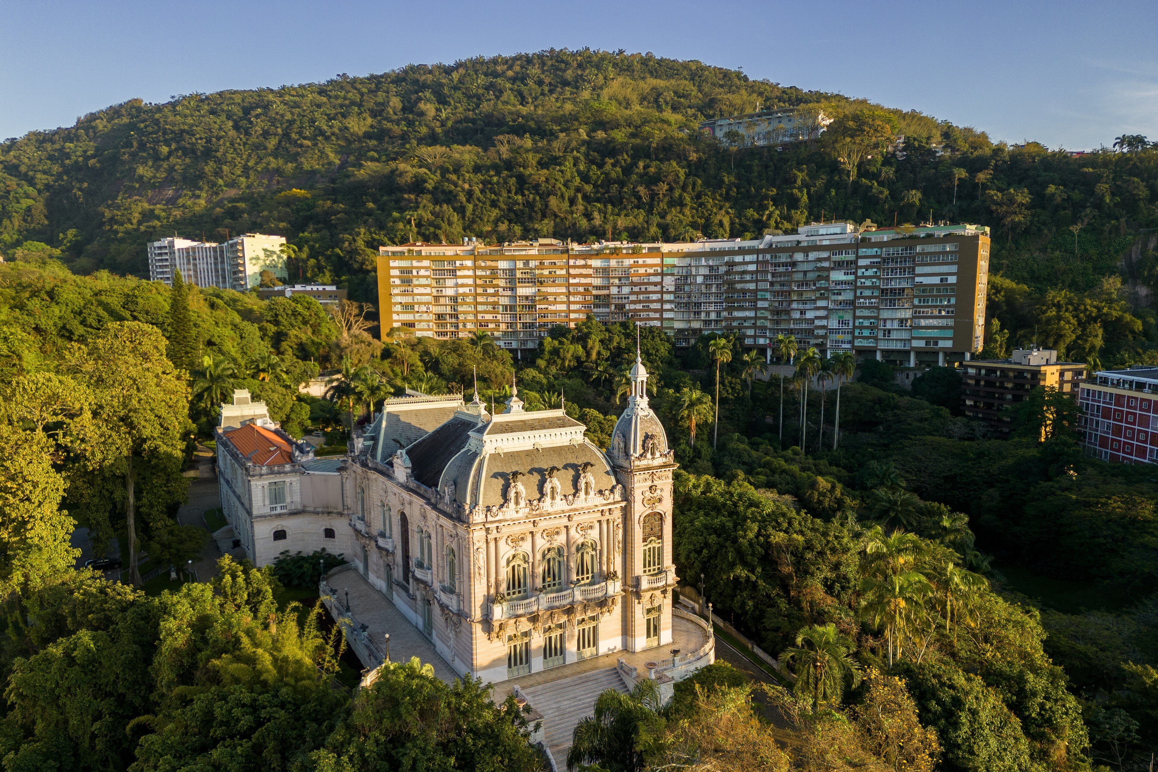 No bairro de Laranjeiras, construção foi inspirada nos palácios europeus do início do século 20 • Donatas Dabravolskas/Wikimedia Commons/ CC BY-SA 4.0