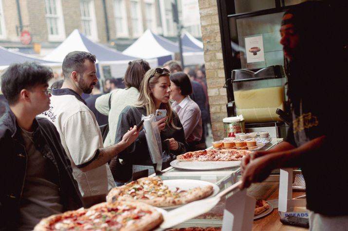 Balcão da Breadstall vende pizza em fatias • Toby Hancock/CNN via CNN Newsource