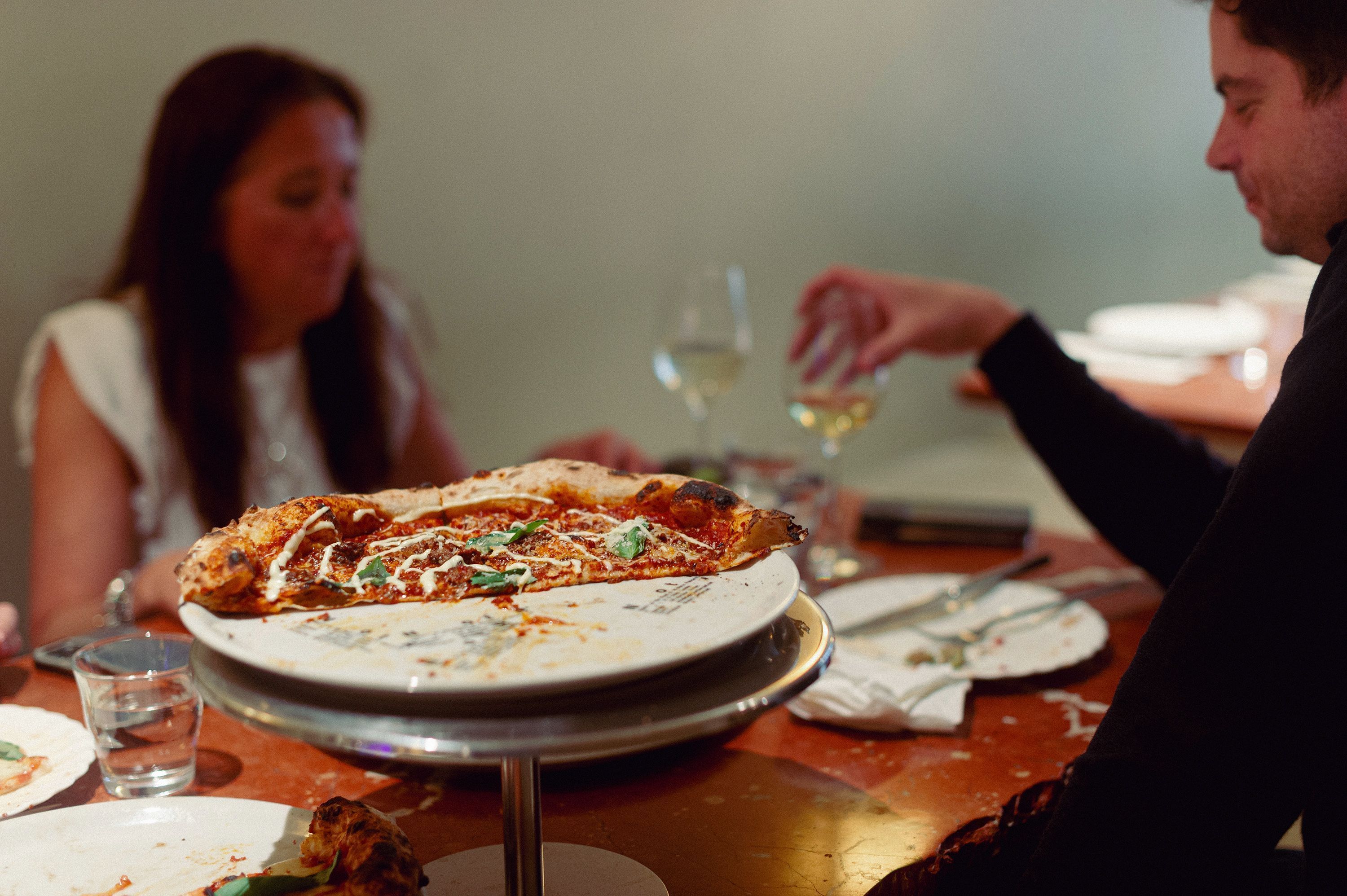 O cardápio da Napoli on the Road inclui pizzas experimentais • Toby Hancock/CNN via CNN Newsource