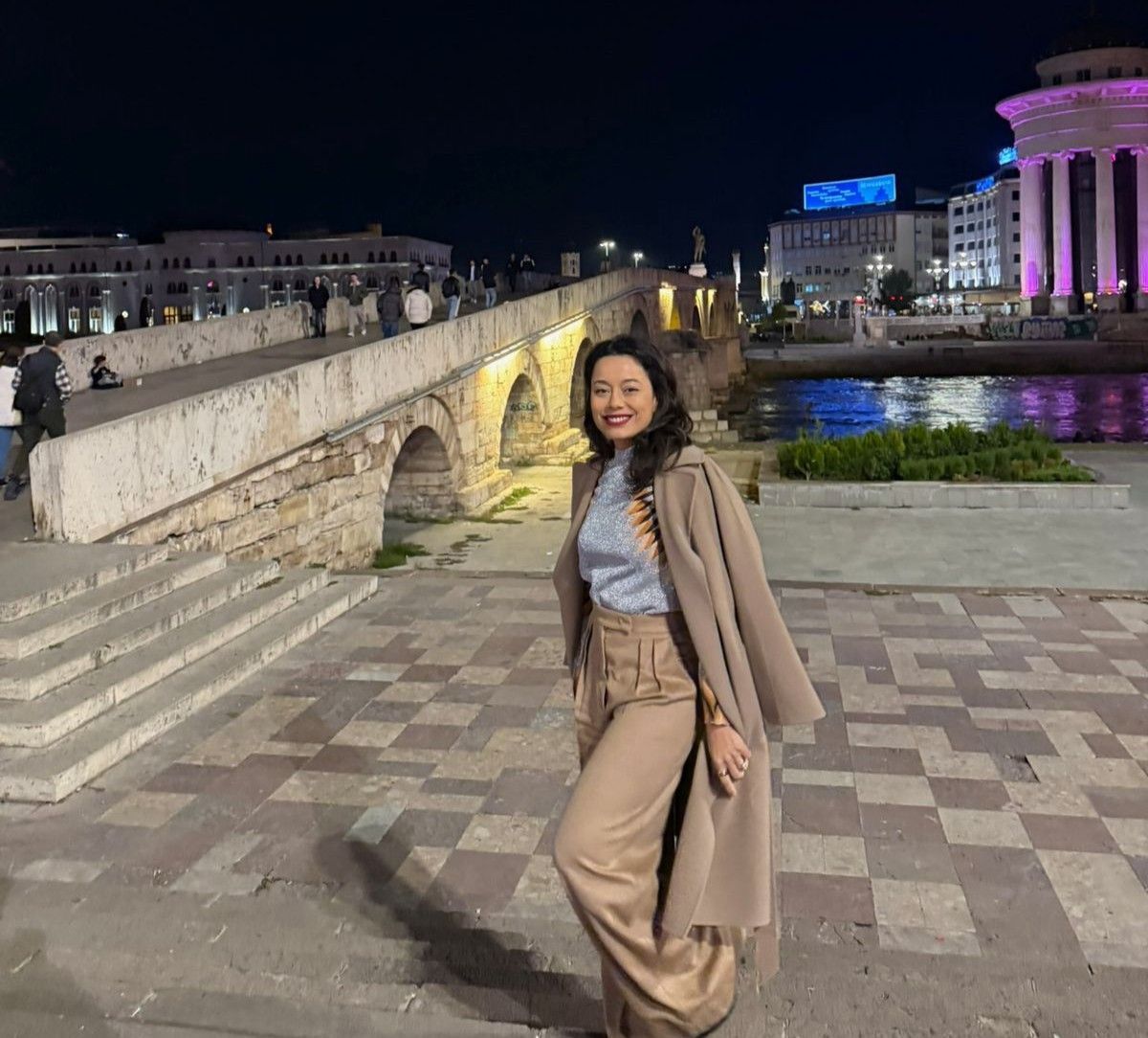 Daniela Filomeno na Ponte de Pedra, em Escópia, histórica travessia sobre o rio Vardar que liga a Praça da Macedônia ao Antigo Bazar • CNN Viagem & Gastronomia