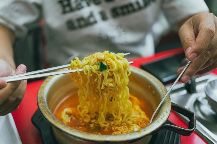 Macarrão instantâneo chegou ao país na década de 1960 por necessidade • Pexels