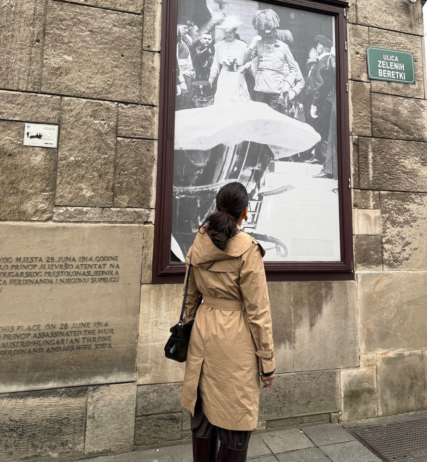Daniela Filomeno no local onde o Arquiduque Francisco Ferdinando foi morto em 1914, fato considerado o estopim da Primeira Guerra Mundial • CNN Viagem & Gastronomia