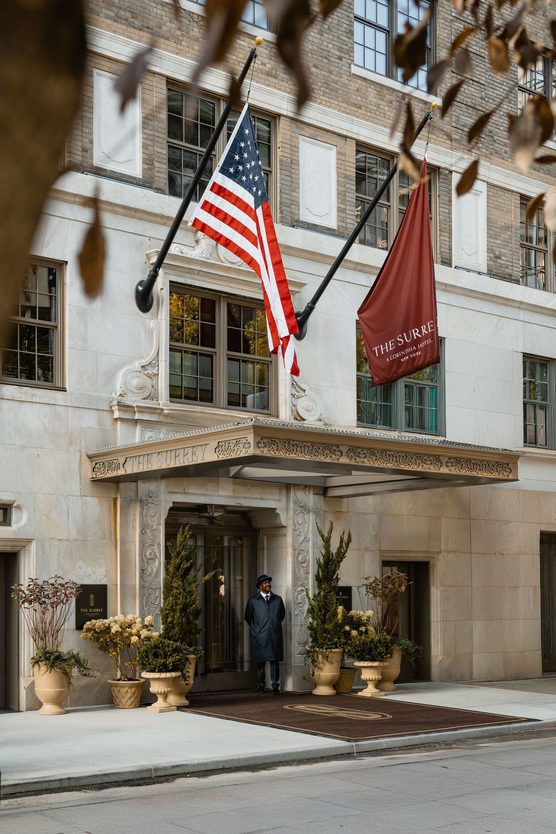 Fachada do The Surrey, hotel entre os prediletos das celebridades para atender ao Met Gala • Divulgação/The Surrey, A Corinthia Hotel