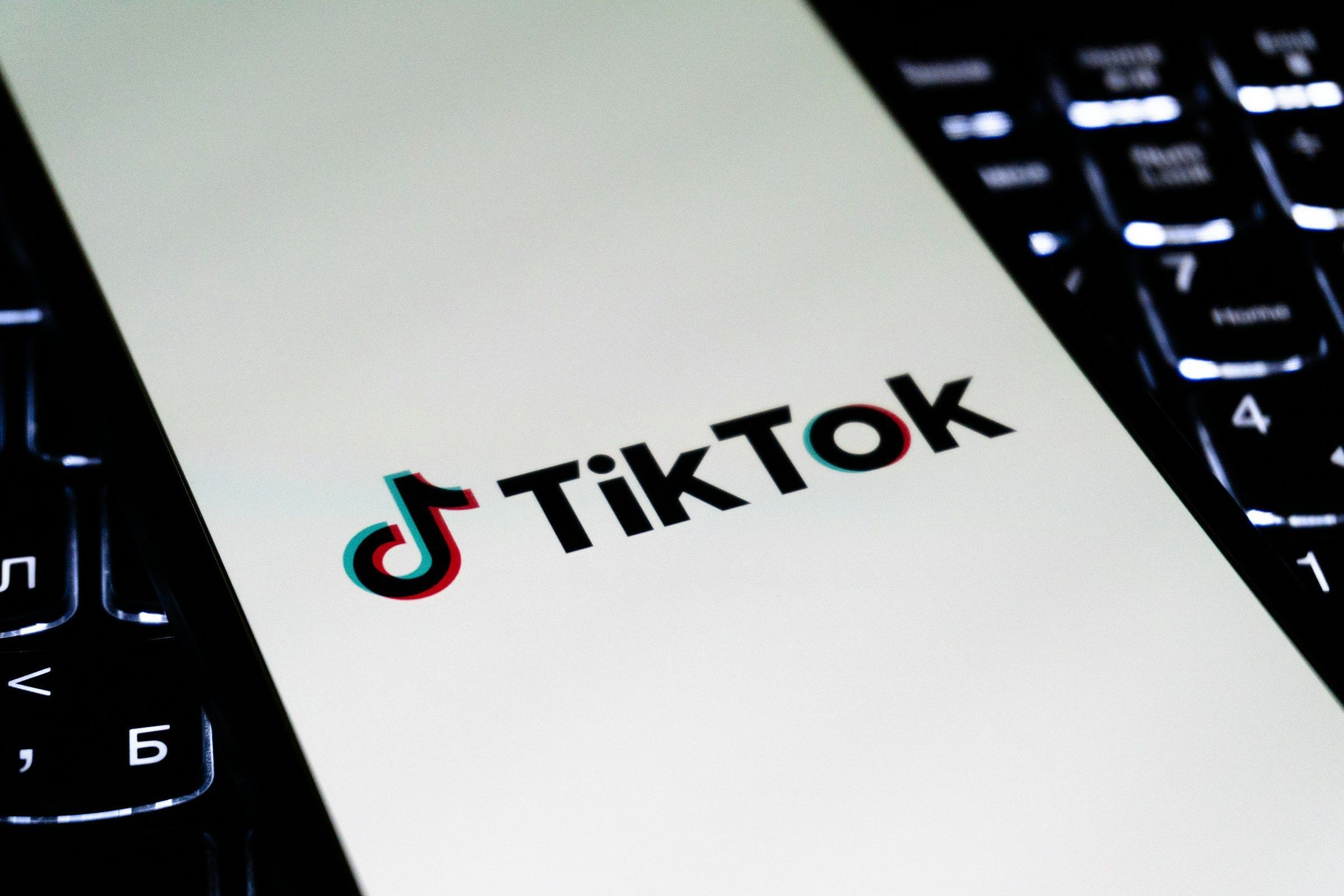 Celular com app TikTok