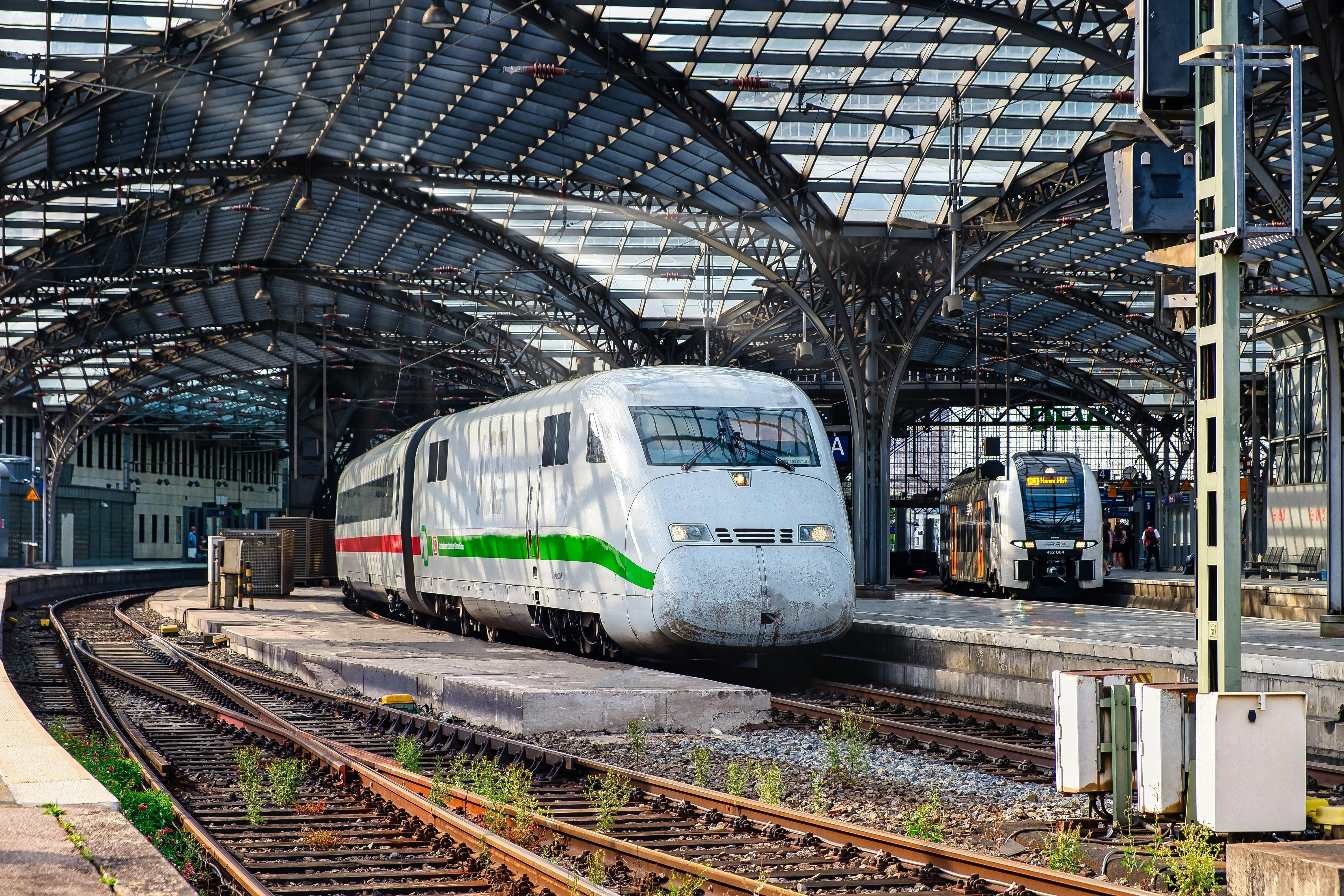 Plano de ação da UE quer priorizar viagens de trem no bloco e investir em melhorias bilionárias em infraestrutura • Foto de Holger Schué no Pexels