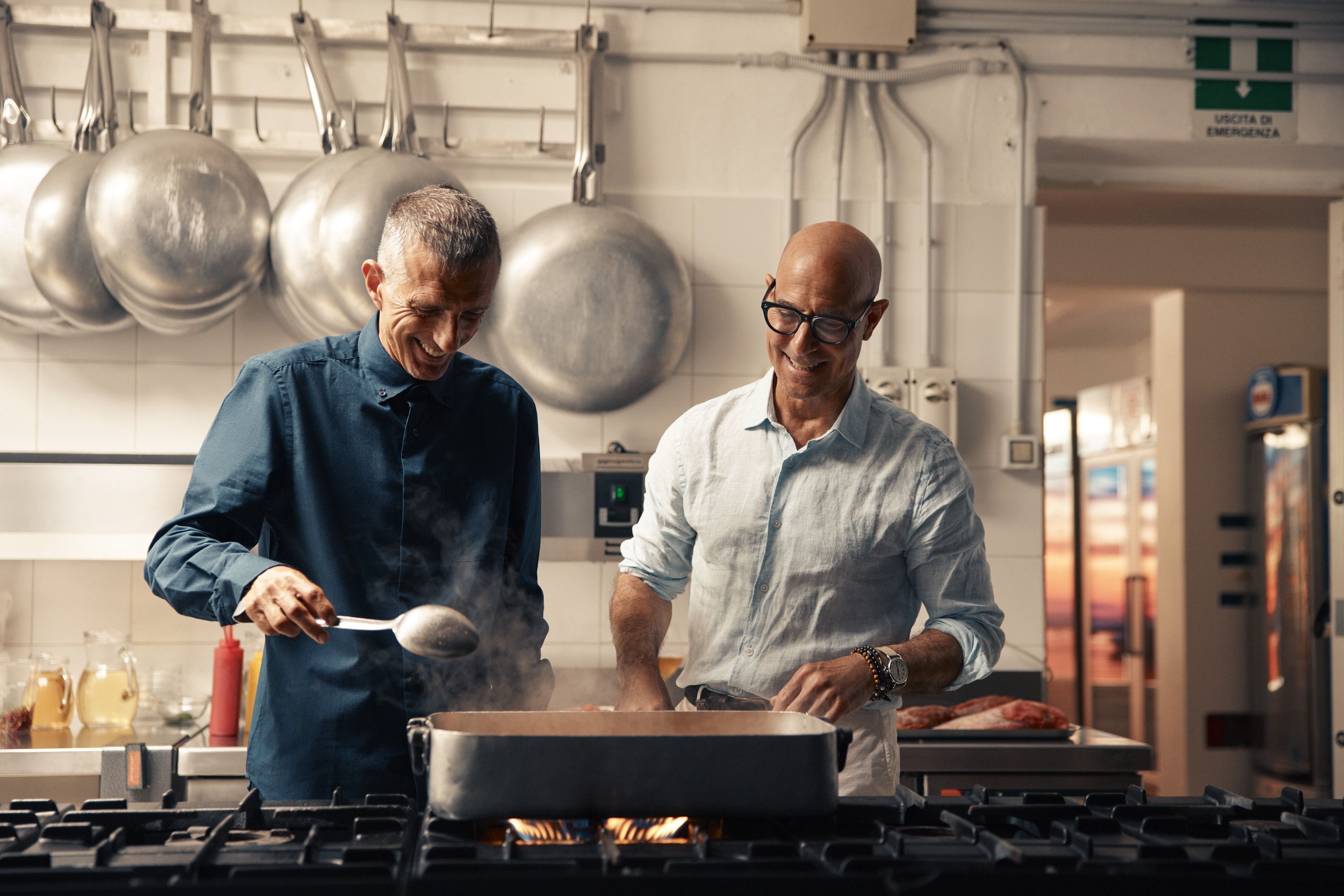 Stanley Tucci na cozinha do Da Tonino com Giuseppe Bertoleoni, herdeiro do trono de Tavolara. Ele também comanda a cozinha