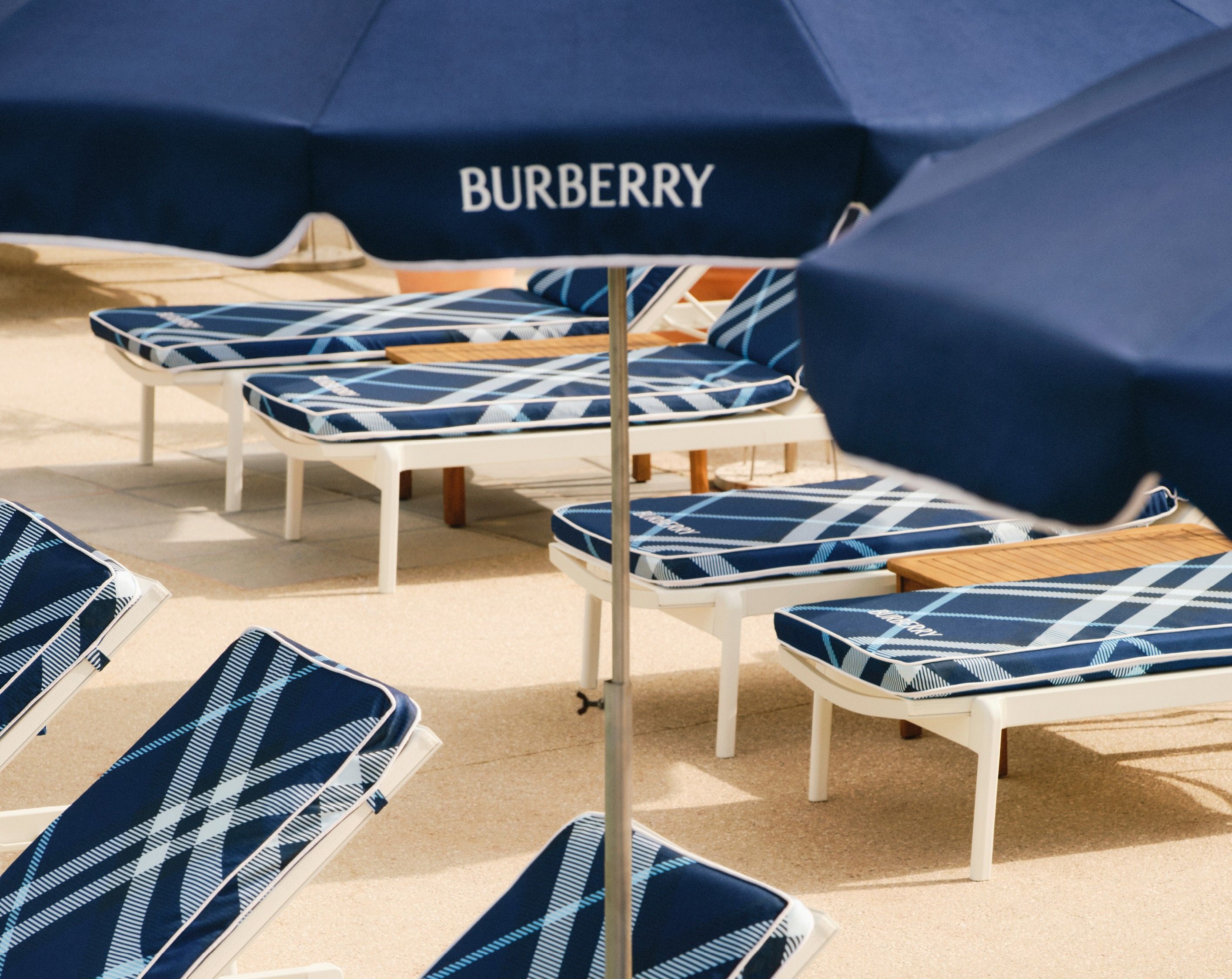 Burberry ocupa o beach club e os terraços do Hôtel Belles Rives, na Côte d'Azur, até fim de setembro • Divulgação