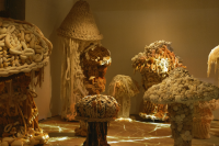 Mostra gratuita em São Paulo reúne cogumelos gigantes de tricô
