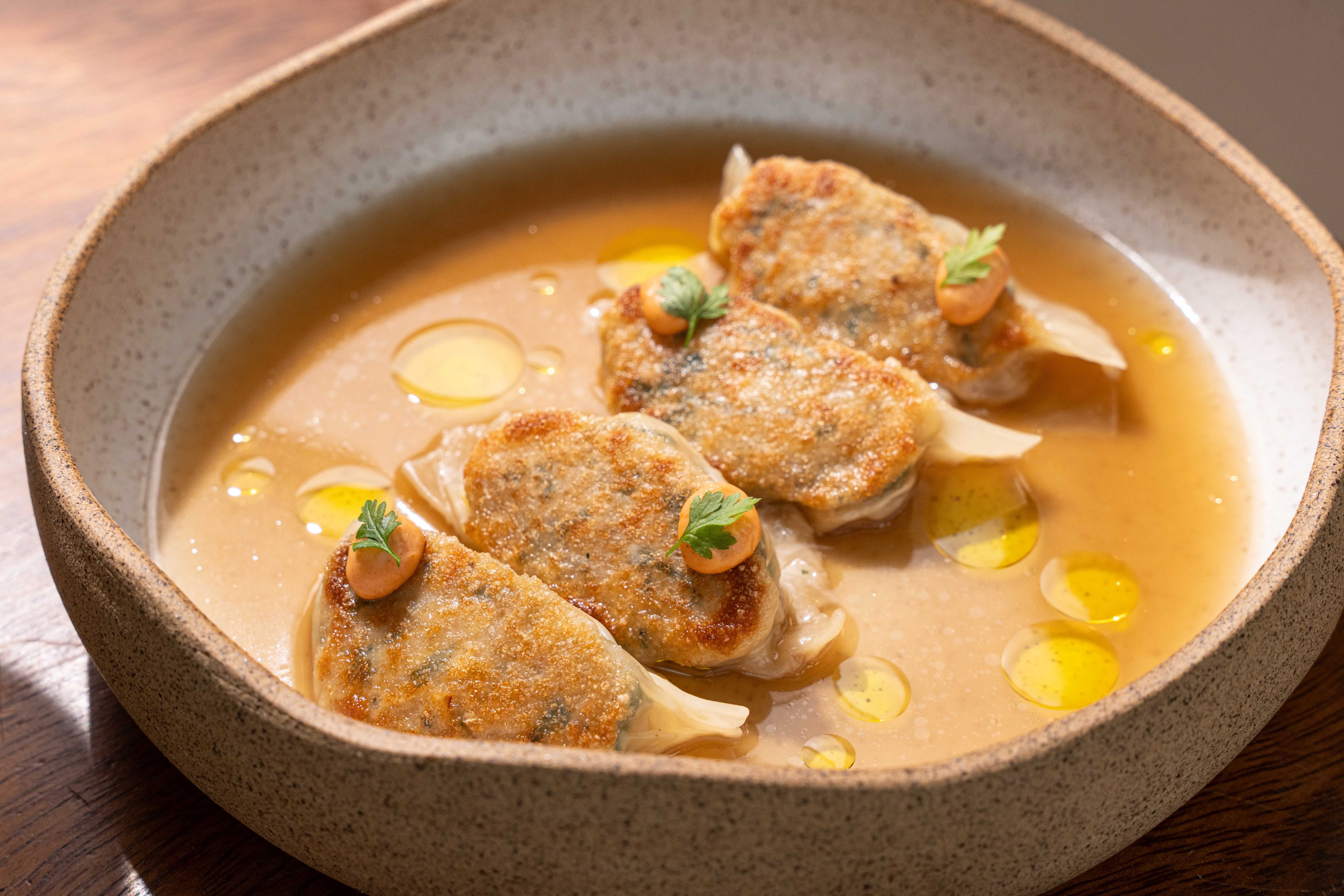 Gyoza de Palmito e Moyashi com Dashi de Cogumelo é a criação do TAU para o festival • Divulgação