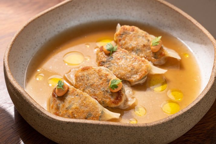 Gyoza de Palmito e Moyashi com Dashi de Cogumelo é a criação do TAU para o festival • Divulgação