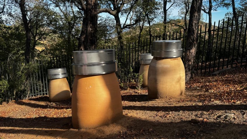 Feitas com matéria-prima local, ânforas de argila guardam o Stonevik por 8 meses em meio à uma área de forte pulso energético • Saulo Tafarelo