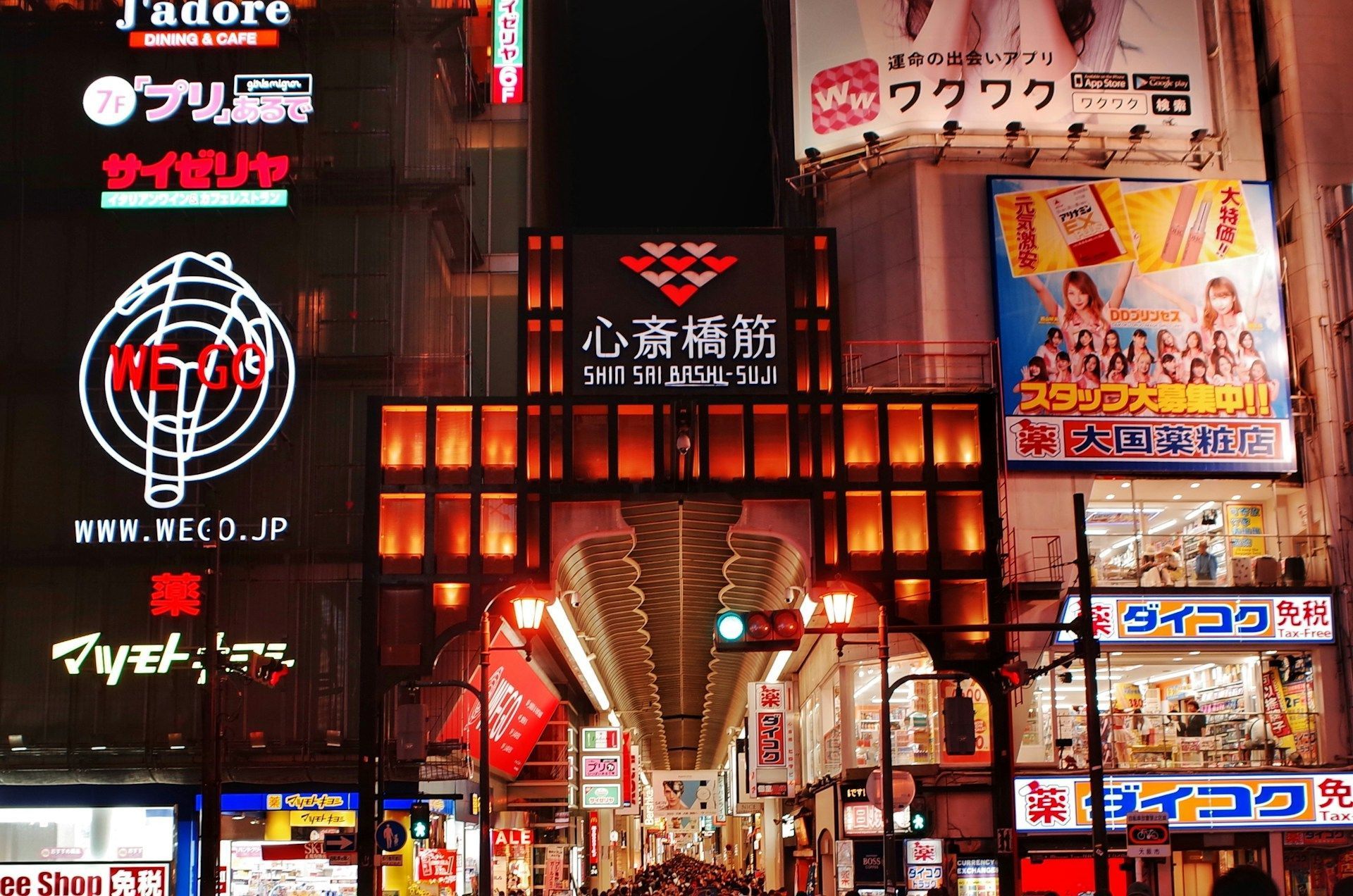 Shinsaibashi-suji é uma das áreas comerciais mais famosas de Osaka • Foto de Steven Tso na Unsplash