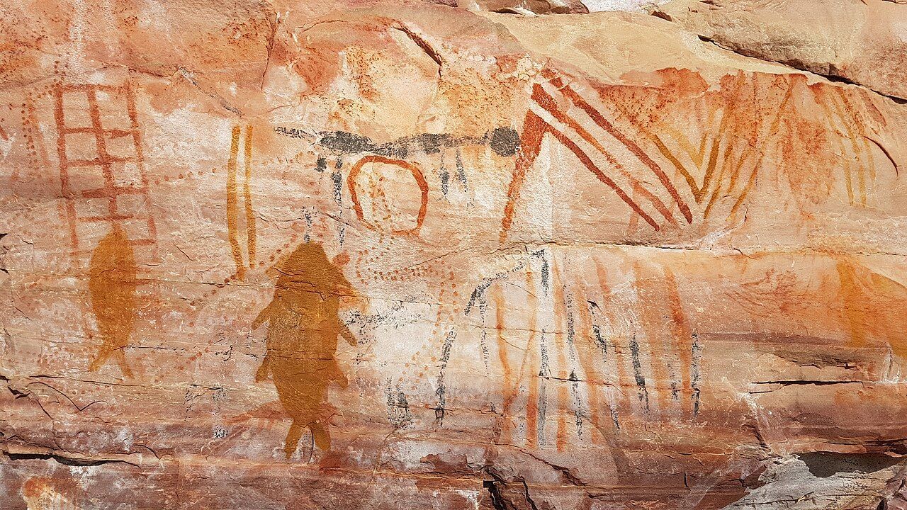 Arte rupestre na Serra das Paridas, a oeste da APA Marimbus-Iraquara, na Chapada Diamantina • Lourdes Ballesteros/Wikimedia Commons/CC BY-SA 4.0