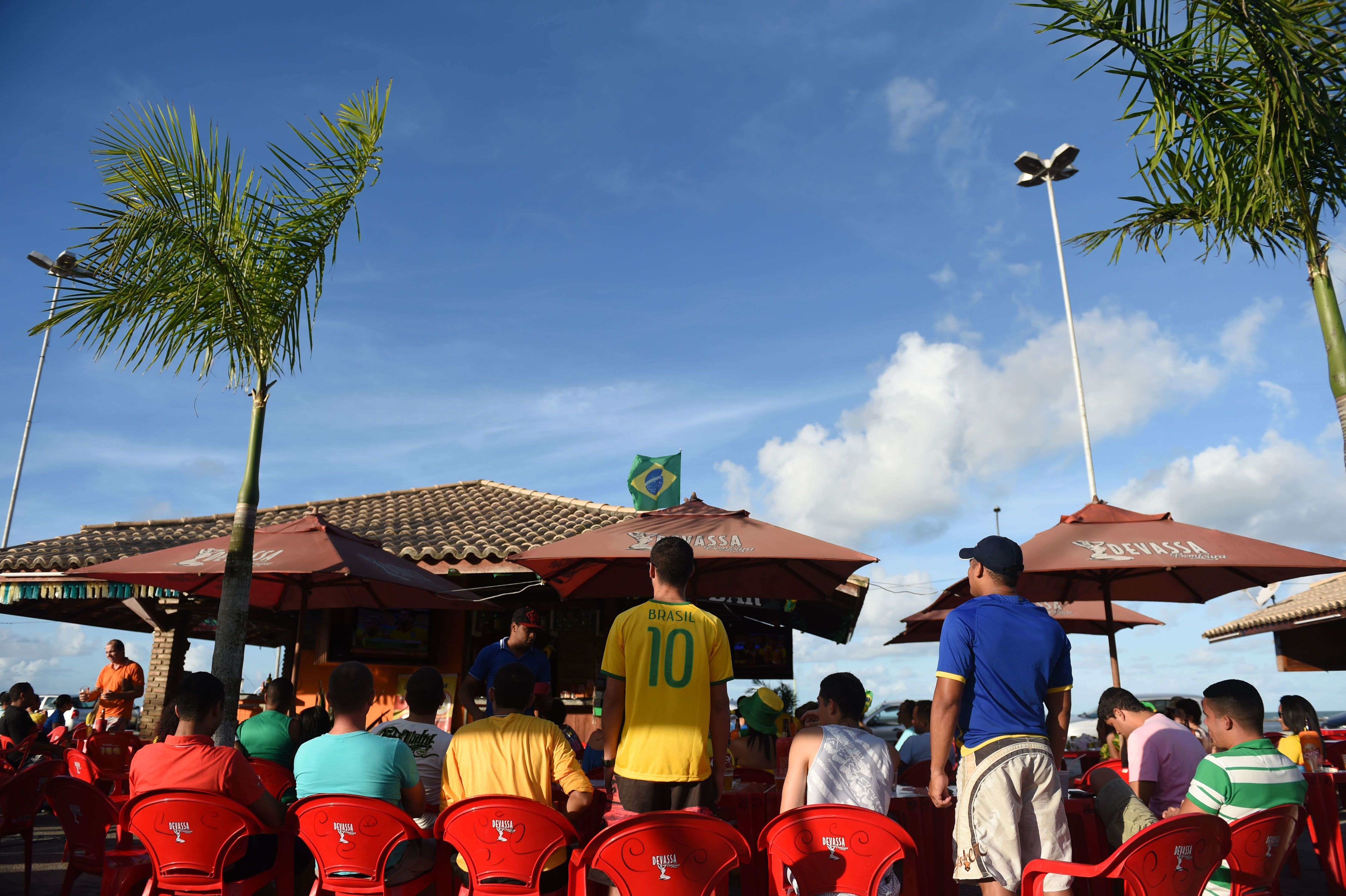 Torcedores acompanham jogo do Brasil em bar