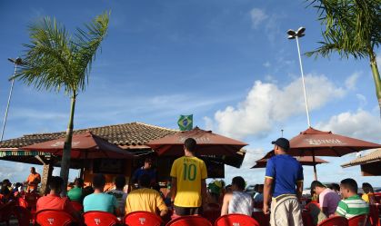 Torcedores acompanham jogo do Brasil em bar