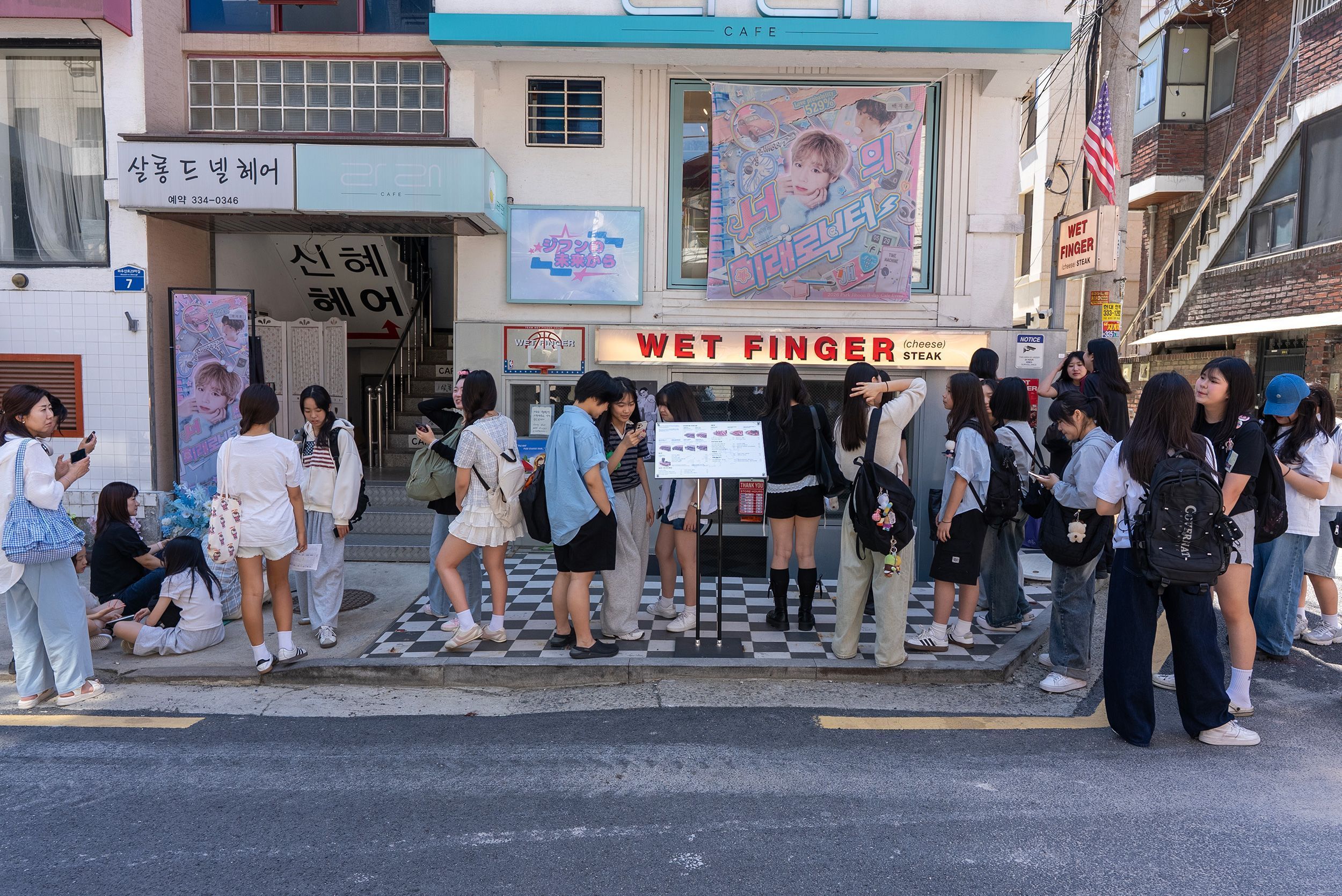 Fãs fazem fila em frente a um café dedicado ao aniversário de Park Ji-hoon • Charlie Miller/CNN via CNN Newsource