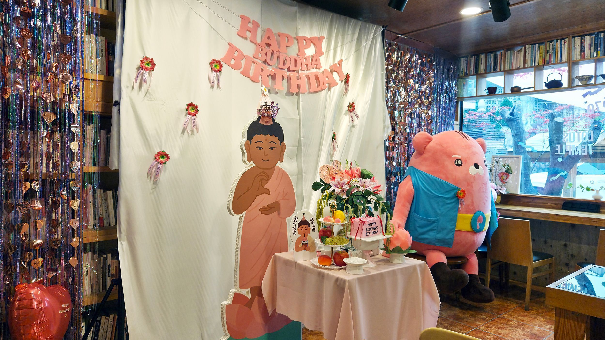 Evento em um café temático de aniversário para celebrar o aniversário de Buda, com decorações personalizadas e um mascote do personagem • Gyeongmin Kim/CNN via CNN Newsource
