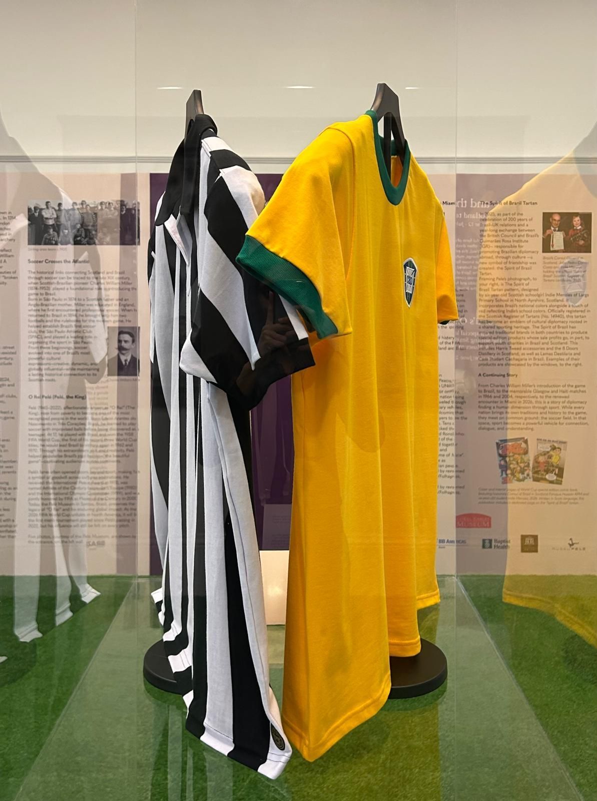Uniformes históricos estão expostos na mostra do Coral Gables Museum, na Flórida • Divulgação/Coral Gables Museum