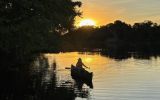 Caiman oferece experiências personalizadas, como canoagem no pôr do sol do Pantanal