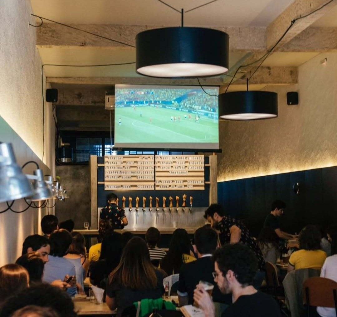 Torcida na Cervejaria Central da Vila Buarque, que preparou programação para os dias de jogos do Brasil • Divulgação