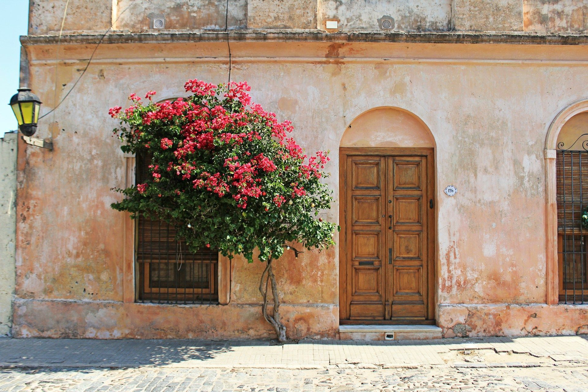 Centrinho histórico de Colonia del Sacramento guarda herança colonial espanhola e portuguesa • Foto de Marcela Laskoski na Unsplash