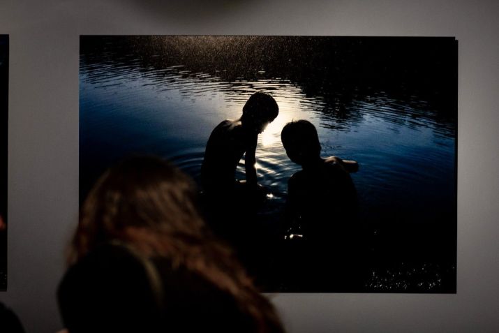 "Quando o sonho encontra o azul" reúne fotografias inéditas de Daniela Dib no MIS • Lucas Mello/MIS SP